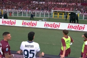 华体会官网-都灵vs国米比赛被中断几分钟，因球迷从看台摔下砸伤下方3名球迷