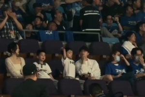 华体会中国-马龙全家都来了！一家四口现身首体现场观战CBA总决赛G4