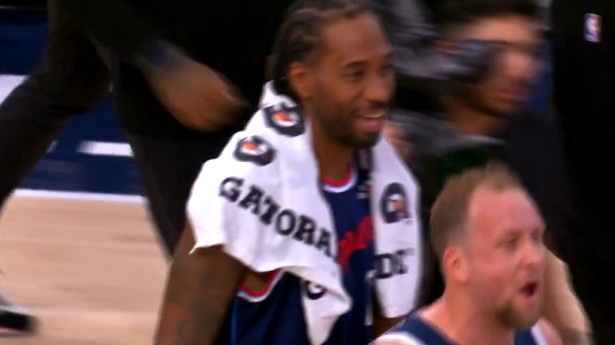 华体会登录-这很像你！赛后小冲突 小卡对裁判说‘他们在打架’ 微微一笑走过